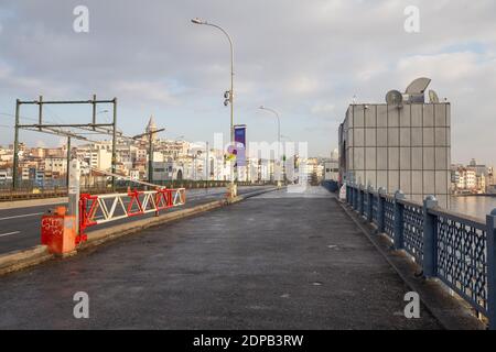 Vue depuis le pont de Galata, Istanbul en Turquie, le 6 décembre 2020. Les rues d'Istanbul, qui sont vides en raison du couvre-feu le week-end. Banque D'Images