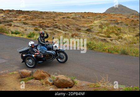 Moto classique et Sidecar avec passager utilisé pour donner des visites de l'île. Banque D'Images