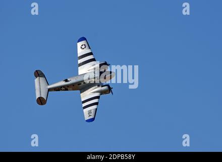 Avion Beech 3TM (modèle 18) avec fond bleu ciel. Banque D'Images