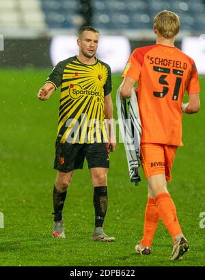 19 décembre 2020 le stade John Smiths, Huddersfield, Yorkshire, Angleterre; championnat de football de la Ligue anglaise, Huddersfield Town versus Watford; Tom Cleverley de Watford félicite Ryan Schofield pour sa performance et sa victoire pour Huddersfield Banque D'Images