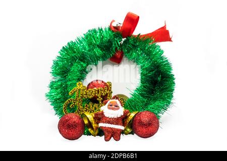 Guirlande de Noël décorée d'ornements, de bulles et de Père Noël isolé sur un fond blanc Banque D'Images