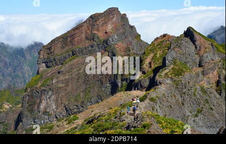 Les touristes au sommet de Pico do Arieiro un de Les plus hauts sommets de Maderia Banque D'Images