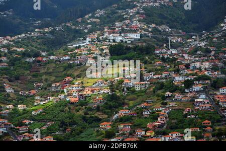 Vue de Picos dos Barcelos sur l'un des quartiers résidentiels de Funchal Madère. Portugal.