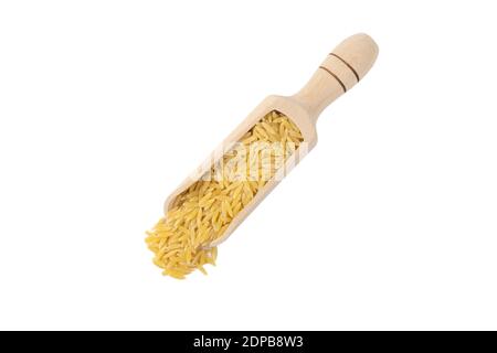 En Grèce appelé kritharaki. En Italie appelé Orzo. Pâtes en forme de riz dans une cuillère en bois isolée sur fond blanc. Type de pâtes. Ingrédient alimentaire. Banque D'Images