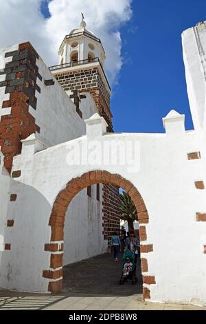 Tour de cloches blanches et arche Teguise Lanzarote Banque D'Images