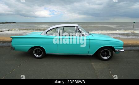 Rare Classic bleu clair et blanc Ford Consul Capri voiture à moteur garée sur la promenade du front de mer avec la plage et la mer en arrière-plan. Banque D'Images