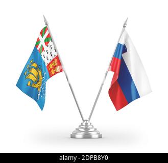 La Slovénie et Saint-Pierre-et-Miquelon, drapeaux de table isolés blanc Banque D'Images