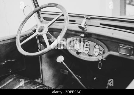 Une photo en niveaux de gris de l'intérieur d'un ancien millésime voiture Banque D'Images