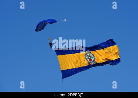 Équipe d'exposition de parachutistes de l'armée britannique Tigers Freefall avec drapeau régimentaire géant. Banque D'Images