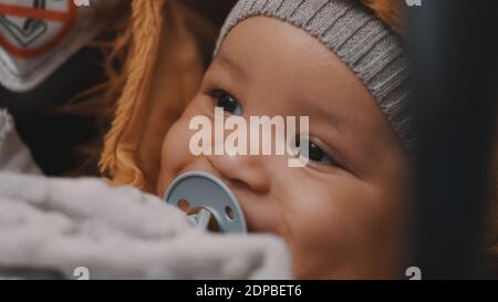 Portrait de bébé adorable dans une séet de voiture avec sucette et chapeau souriant. Photo de haute qualité Banque D'Images