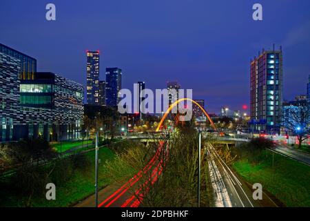 Horizon moderne de Manchester de 2021 depuis le sud avec Hulme Arch et une partie de Manchester Metropolitan University sur la gauche. Banque D'Images