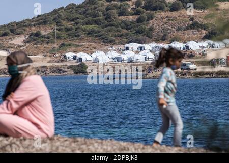 Vue sur le nouveau camp de Kara Tepe depuis le bord de mer de Lesbos. Le nouveau camp Kara Tepe, également connu sous le nom de Moria 2.0, est une construction de tente temporaire que le gouvernement grec a construite après l'incendie de Moria le 9 septembre. Le camp accueille 7500 demandeurs d'asile et a été construit au bord de la mer sur un ancien terrain de tir militaire. Banque D'Images