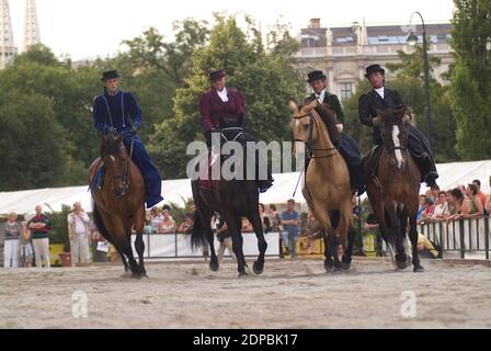 Vienne, Autriche. 14 juin 2007. Journées de bien-être des animaux à Vienne à Rathausplatz. Équitation avec des vêtements traditionnels. Banque D'Images