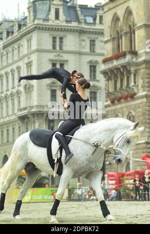 Vienne, Autriche. 14 juin 2007. Journées de bien-être des animaux à Vienne à Rathausplatz. Vaiting sur un cheval en mouvement. Banque D'Images