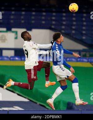 Ben Godfrey d'Everton (à droite) lutte pour le ballon dans les airs avec Nicolas Pepe d'Arsenal (à gauche) pendant le match de la Premier League à Goodison Park, Liverpool. Banque D'Images