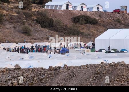 Lesbos, Grèce. 19 septembre 2020. Vue du nouveau camp de Kara Tepe à Lesbos. Le nouveau camp de Kara Tepe, également connu sous le nom de Moria 2.0, est une construction de tente temporaire que le gouvernement grec a construite après l'incendie de Moria le 9 septembre. Le camp accueille 7500 demandeurs d'asile et a été construit au bord de la mer sur un ancien terrain de tir militaire. Crédit: Danilo Campilla/SOPA Images/ZUMA Wire/Alay Live News Banque D'Images