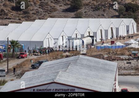 Lesbos, Grèce. 22 septembre 2020. Vue du nouveau camp de Kara Tepe à Lesbos. Le nouveau camp de Kara Tepe, également connu sous le nom de Moria 2.0, est une construction de tente temporaire que le gouvernement grec a construite après l'incendie de Moria le 9 septembre. Le camp accueille 7500 demandeurs d'asile et a été construit au bord de la mer sur un ancien terrain de tir militaire. Crédit: Danilo Campilla/SOPA Images/ZUMA Wire/Alay Live News Banque D'Images