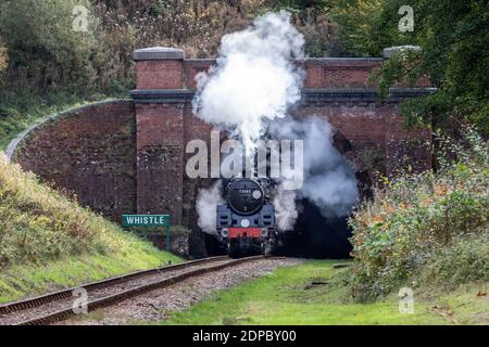 BR '5MT' 4-6-0 No. 73082 'Camelot' laisse le tunnel de Sharpthorne sur le chemin de fer Bluebell Banque D'Images
