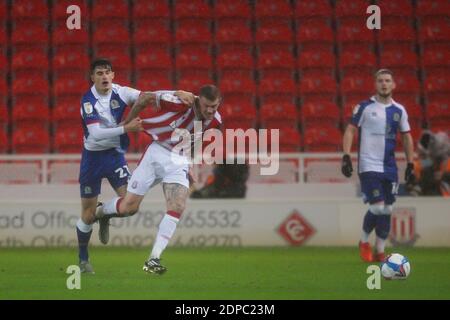 Stoke on Trent, Royaume-Uni. 19 décembre 2020. Le défenseur Lewis Travis de Blackburn Rovers (27) défie James McClean, milieu de terrain de Stoke City (11), lors du match de championnat EFL Sky Bet entre Stoke City et Blackburn Rovers au stade bet365, Stoke-on-Trent, en Angleterre, le 19 décembre 2020. Photo de Jurek Biegus. Utilisation éditoriale uniquement, licence requise pour une utilisation commerciale. Aucune utilisation dans les Paris, les jeux ou les publications d'un seul club/ligue/joueur. Crédit : UK Sports pics Ltd/Alay Live News Banque D'Images