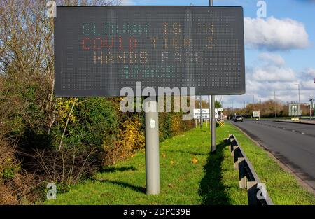 Slough, Berkshire, Royaume-Uni. 5 décembre 2020. Un avis public à LED avertissant les automobilistes que Slough est dans le Tier 3. Après la fin du confinement en Angleterre la semaine dernière, Slough a été placé dans Covid-19 Tier 3, ce qui signifie les plus fortes restrictions possibles qui interdisent aux ménages de se mélanger à l'intérieur ainsi que dans les pubs et les restaurants. Slough a le 14e taux d'infection Covid-19 le plus élevé en Angleterre. Malgré le fait que les magasins non essentiels ont rouvert à Slough et que les Slough Retail Parks étaient très occupés aujourd'hui avec des acheteurs de Noël, ce qui fait que certains résidents de Slough se sentent inquiets à propos des incréments de taux Covid-19 Banque D'Images