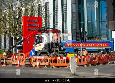 Slough, Berkshire, Royaume-Uni. 5 décembre 2020. Les travaux routiers et les travaux de construction se poursuivent à Slough, près de Slough Trading Estate. Après la fin du confinement en Angleterre la semaine dernière, Slough a été placé dans Covid-19 Tier 3, ce qui signifie les plus fortes restrictions possibles qui interdisent aux ménages de se mélanger à l'intérieur ainsi que dans les pubs et les restaurants. Slough a le 14e taux d'infection Covid-19 le plus élevé en Angleterre. Crédit : Maureen McLean/Alay Banque D'Images