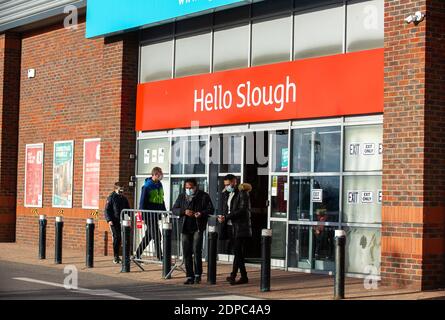 Slough, Berkshire, Royaume-Uni. 5 décembre 2020. Une matinée chargée à Argos à Slough. Après la fin du confinement en Angleterre la semaine dernière, Slough a été placé dans Covid-19 Tier 3, ce qui signifie les plus fortes restrictions possibles qui interdisent aux ménages de se mélanger à l'intérieur ainsi que dans les pubs et les restaurants. Slough a le 14e taux d'infection Covid-19 le plus élevé en Angleterre. Malgré le fait que les magasins non essentiels ont rouvert à Slough et les Slough Retail Parks étaient très occupés aujourd'hui avec des acheteurs de Noël qui font que certains résidents de Slough se sentent nerveux au sujet de l'augmentation du taux Covid-19 encore plus.Credit: Maure Banque D'Images