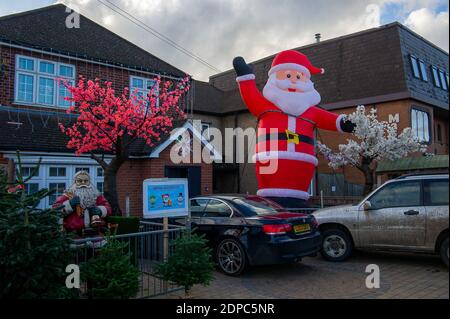 Slough, Berkshire, Royaume-Uni. 5 décembre 2020. Arbres de Noël à vendre à Slough apportant un peu de joie à un décembre sombre. Après la fin du confinement en Angleterre la semaine dernière, Slough a été placé dans Covid-19 Tier 3, ce qui signifie les plus fortes restrictions possibles qui interdisent aux ménages de se mélanger à l'intérieur ainsi que dans les pubs et les restaurants. Slough a le 14e taux d'infection Covid-19 le plus élevé en Angleterre. Crédit : Maureen McLean/Alay Banque D'Images