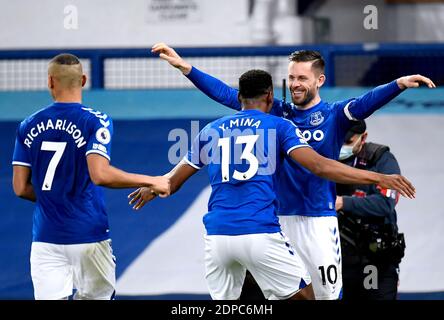 Yerry Mina (au centre) d'Everton célèbre le deuxième but de son équipe avec ses coéquipiers Gylfi Sigurdsson (à droite) et Richarlison lors du match de la Premier League à Goodison Park, Liverpool. Banque D'Images