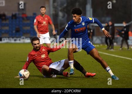 Courtney Senior de Colchester United cherche à passer Adam Phillips de Morecambe - Colchester United contre Morecambe, Sky Bet League Two, JobServe Community Stadium, Colchester, Royaume-Uni - 19 décembre 2020 usage éditorial seulement - des restrictions DataCo s'appliquent Banque D'Images