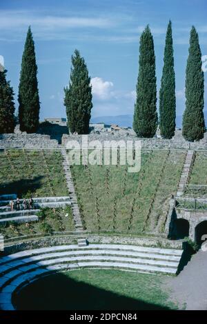 Balayage d'archives des ruines de Pompéi comune détruite par l'éruption du Vésuve en 79. Grand théâtre, coin salon. Mai 1968. Banque D'Images