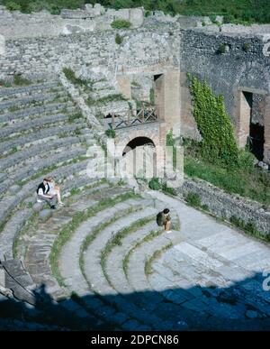 Balayage d'archives des ruines de Pompéi comune détruite par l'éruption du Vésuve en 79. Odéon, théâtre couvert plus petit. Mai 1968. Banque D'Images