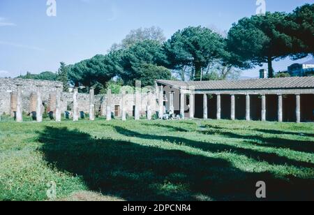 Balayage d'archives des ruines de Pompéi comune détruite par l'éruption du Vésuve en 79. Grand Palaestra (Palestra). Mai 1968. Banque D'Images