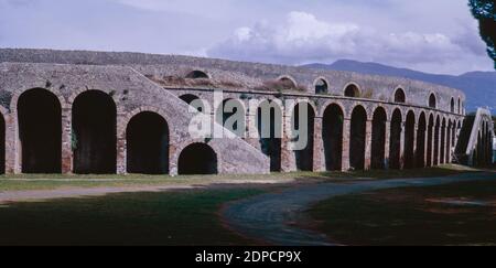 Balayage d'archives des ruines de Pompéi comune détruite par l'éruption du Vésuve en 79. Extérieur de l'amphithéâtre. Avril 1970. Banque D'Images