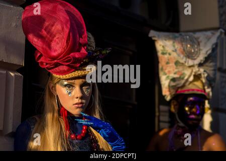 Londres, Royaume-Uni. 19 décembre 2020. Les modèles prennent part à une flashmob par l'intermédiaire de Mayfair pour le designer Pierre Garroudi. Credit: Stephen Chung / Alamy Live News Banque D'Images