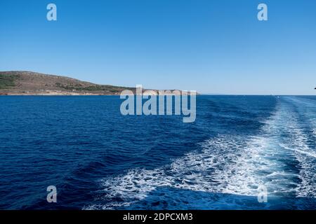 Mer Méditerranée. Bateau réveil blanc sur mer bleue et ciel clair fond, vue du bateau. Croisière Méditerranée, îles grecques vacances d'été c Banque D'Images