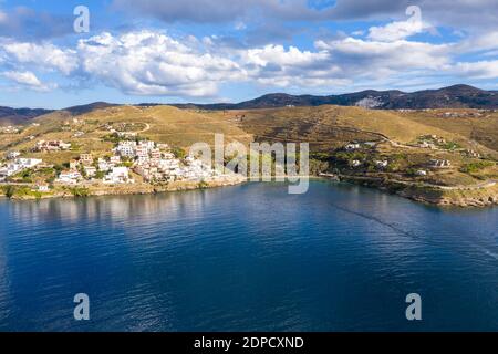 Île de Kea Tzia, Cyclades, Grèce. Photo de drone aérienne de la baie de Gialiskari, ciel bleu ciel nuageux, jour ensoleillé Banque D'Images