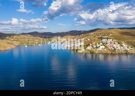 Île de Kea Tzia, Cyclades, Grèce. Photo de drone aérienne de la baie de Vourkari et de Gialiskari, ciel bleu ciel nuageux, jour ensoleillé Banque D'Images