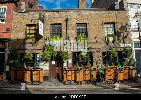 Windsor, Berkshire, Royaume-Uni. 2 novembre 2020. Le pub Two Brewers de Windsor est actuellement fermé à la suite d'une éclosion de Covid-19. Les pubs en Angleterre fermera à nouveau en raison du nouveau confinement de Covid-19 qui commence le jeudi 5 novembre. 202 autres cas de coronavirus ont été enregistrés dans le Berkshire dans des chiffres publiés hier. Le Royal Borough de Windsor et Maidenhead a maintenant 1,543 cas positifs en hausse de 36 la veille. Crédit : Maureen McLean/Alay Banque D'Images