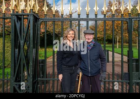 Windsor, Berkshire, Royaume-Uni. 2 novembre 2020. Un grand-père et sa petite fille posent pour une photo sur la longue promenade à l'extérieur du château de Windsor. Beaucoup de personnes âgées sont contraintes d'être à l'intérieur pendant la pandémie de Covid-19 et sont reconnaissants de sortir et de se rendre si possible. Crédit : Maureen McLean/Alay Banque D'Images