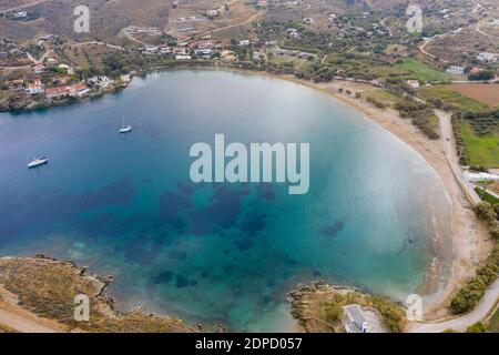 Île de Kea Tzia, Cyclades, Grèce. Vue aérienne sur la baie et la plage d'Otzias. Bateaux à voile ancrés, calme fond d'eau de mer Banque D'Images