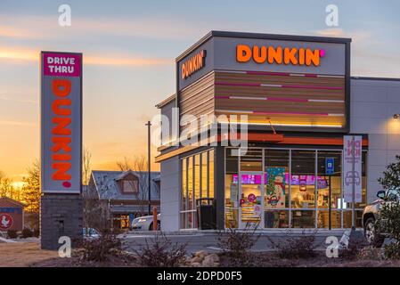 Dunkin' (anciennement Dunkin' Donuts) café et boutique de beignets à Snellville, Géorgie, juste à l'est d'Atlanta sur la Highway 78. (ÉTATS-UNIS) Banque D'Images