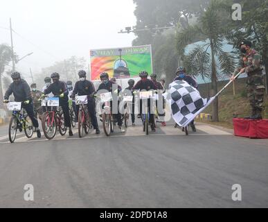 Les cadets de la CCN font du vélo à l'occasion du 50e anniversaire de Vijay Diwas, à Agartala. Vijay Diwas est commémoré le 16 décembre au Bangladesh pour observer la victoire militaire indienne sur le Pakistan dans la guerre de 1971 pour la libération du Bangladesh du Pakistan. Agartala, Tripura, Inde. Banque D'Images