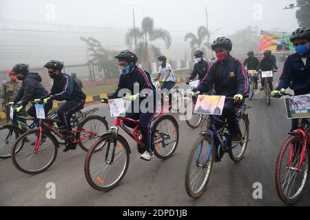 Les cadets de la CCN font du vélo à l'occasion du 50e anniversaire de Vijay Diwas, à Agartala. Vijay Diwas est commémoré le 16 décembre au Bangladesh pour observer la victoire militaire indienne sur le Pakistan dans la guerre de 1971 pour la libération du Bangladesh du Pakistan. Agartala, Tripura, Inde. Banque D'Images