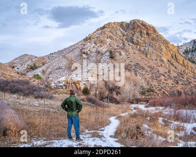 Randonneur et Eagle Nest Rock avec une fourche nord gelée de la rivière cache la poudre dans le nord du Colorado à Livermore près de fort Collins, paysage d'hiver Banque D'Images