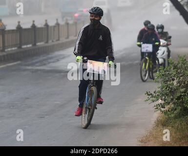 Les cadets de la CCN font du vélo à l'occasion du 50e anniversaire de Vijay Diwas, à Agartala. Vijay Diwas est commémoré le 16 décembre au Bangladesh pour observer la victoire militaire indienne sur le Pakistan dans la guerre de 1971 pour la libération du Bangladesh du Pakistan. Agartala, Tripura, Inde. Banque D'Images