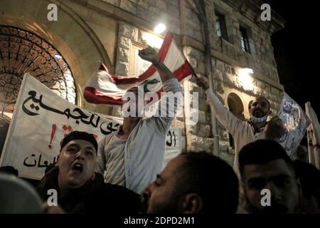 Beyrouth, Liban. 19 décembre 2020. Des militants anti-gouvernementaux et des étudiants des universités scandent des slogans lors d'une manifestation en raison de l'augmentation des frais de scolarité dans un contexte de crise économique aiguë et d'impasse politique qui touche le pays. Credit: Marwan Naamani/dpa/Alamy Live News Banque D'Images