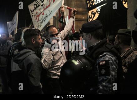 Beyrouth, Liban. 19 décembre 2020. Les activistes anti-gouvernementaux et les étudiants des universités font face à une police anti-émeute lors d'une manifestation en raison de l'augmentation des frais de scolarité dans un contexte de crise économique aiguë et d'impasse politique qui envahit le pays. Credit: Marwan Naamani/dpa/Alamy Live News Banque D'Images