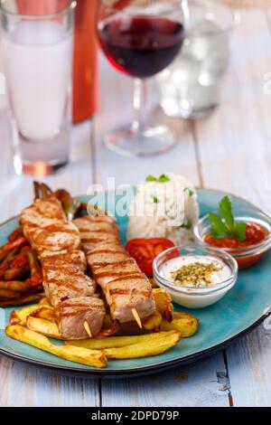 brochettes grecques de souvlaki avec frites Banque D'Images