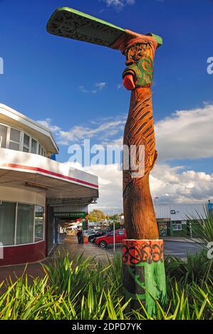 La sculpture maorie, Bridge Street, Tokoroa, de la région de Waikato, Nouvelle-Zélande, île du Nord Banque D'Images