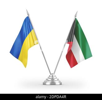 Drapeaux de table du Koweït et de l'Ukraine isolés sur le rendu 3D blanc Banque D'Images